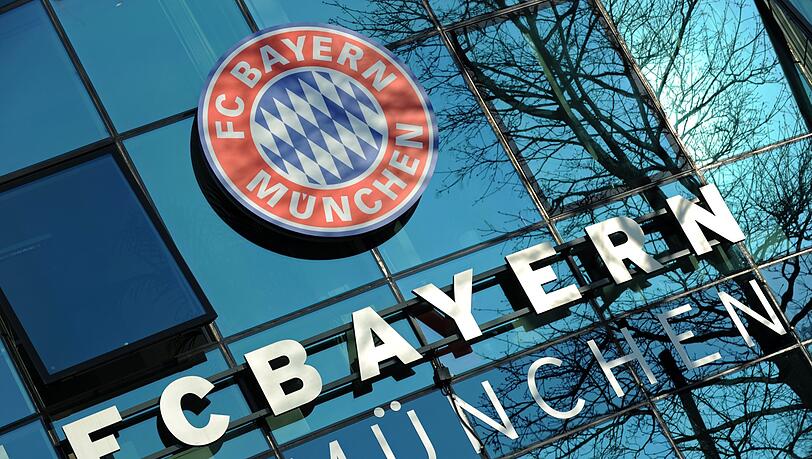 Das Logo des FC Bayern München auf dem Vereinsgelände an der Säbener Straße. Das Logo des FC Bayern München auf dem Vereinsgelände an der Säbener Straße.