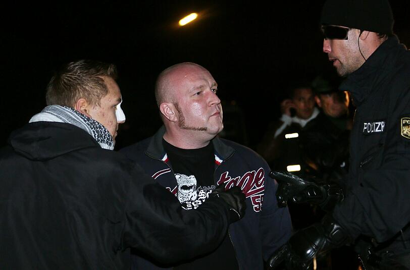 Neonazi Martin Wiese (Mitte) wurde in "Schutzgewahrsam" genommen.