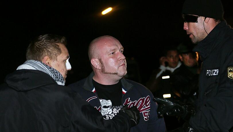 Neonazi Martin Wiese (Mitte) wurde in "Schutzgewahrsam" genommen. Neonazi Martin Wiese (Mitte) wurde in "Schutzgewahrsam" genommen.