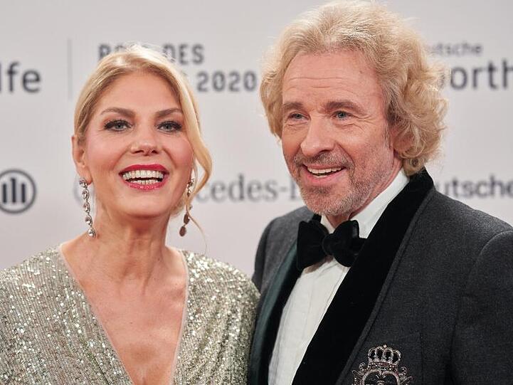 Entertainer Thomas Gottschalk steht neben Karina Mroß auf dem roten Teppich. Foto: Thomas Frey/dpa/Archivbild
