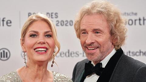 Entertainer Thomas Gottschalk steht neben Karina Mroß auf dem roten Teppich. Foto: Thomas Frey/dpa/Archivbild