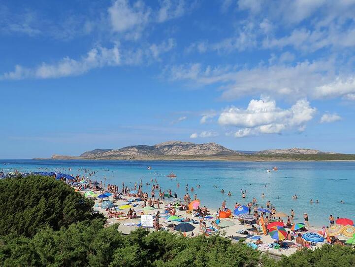 Badegäste am Strand auf der Mittelmeerinsel Sardinien (Archiv).