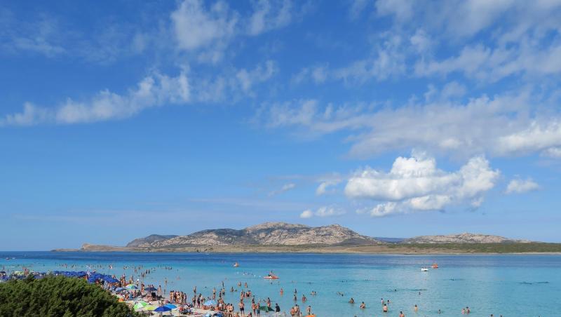 Badegäste am Strand auf der Mittelmeerinsel Sardinien (Archiv). Badegäste am Strand auf der Mittelmeerinsel Sardinien (Archiv).