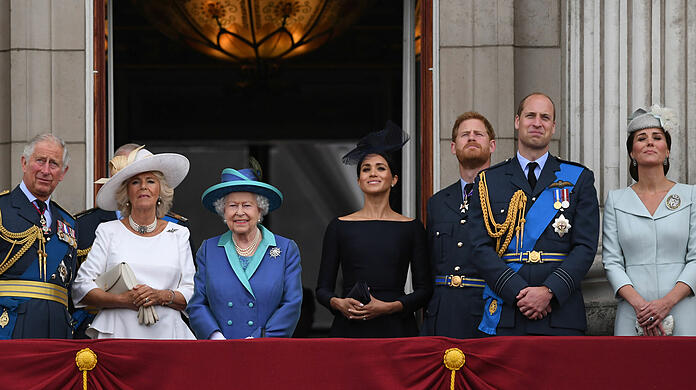 Ein Bild aus vermeintlich glücklicheren Tagen: Der britische Thronfolger Prinz Charles (l-r), Herzogin Camilla, die britische Königin Elizabeth II., Herzogin Meghan, Prinz Harry, Prinz William und Herzogin Kate stehen auf dem Balkon des Buckingham-Palasts.
