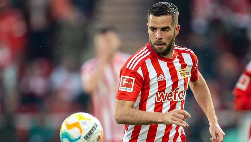 Niko Gießelmann von Union Berlin spielt den Ball.