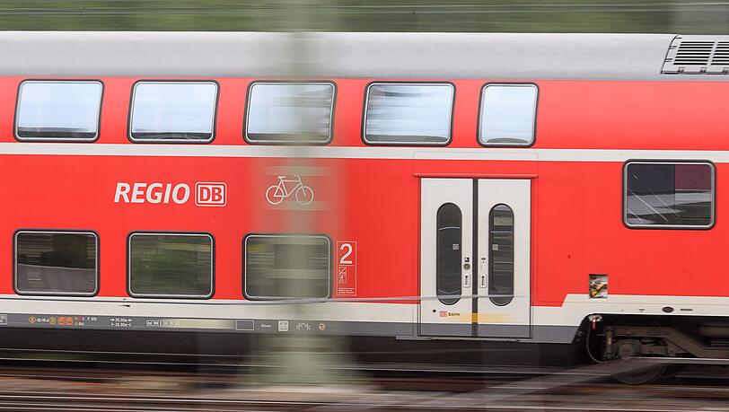 Eine Baustelle weniger: Auf der Bahn-Strecke zwischen Regensburg und Schwandorf sind ab Samstag wieder Züge unterwegs. (Illustration)
