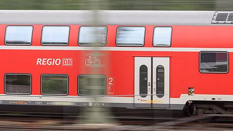 Eine Baustelle weniger: Auf der Bahn-Strecke zwischen Regensburg und Schwandorf sind ab Samstag wieder Züge unterwegs. (Illustration)