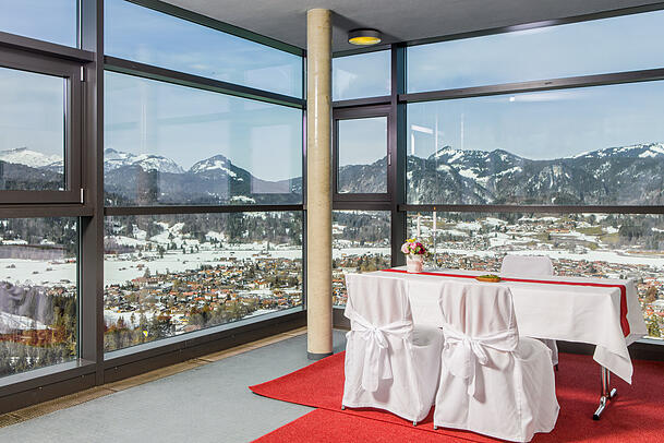 Auch im Sommer eine sch&ouml;ne Aussicht: der gl&auml;serne Schanzenturm in Oberstdorf.