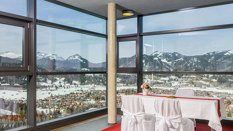Auch im Sommer eine sch&ouml;ne Aussicht: der gl&auml;serne Schanzenturm in Oberstdorf.