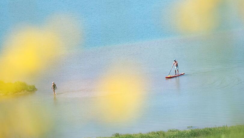 Ein SUP-Fahrer ist auf dem Forggensee unterwegs. (Archivbild) Ein SUP-Fahrer ist auf dem Forggensee unterwegs. (Archivbild)