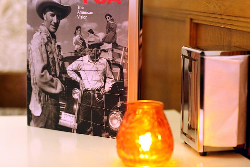 Cowboy-Gemütlichkeit am Tisch.