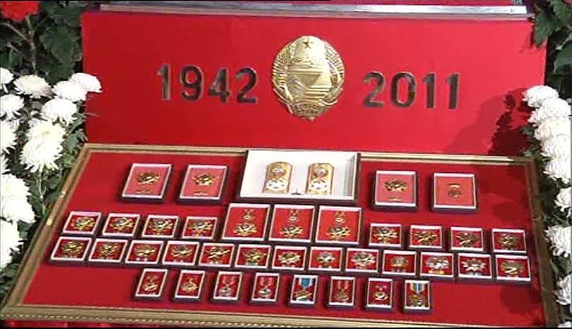 Der Leichnam des verstorbenen nordkoreanisch Diktator Kim Jong Il wurde am Dienstag in einem Glasarg öffentlich aufgebahrt.  Die Bilder von der Trauerfeier!