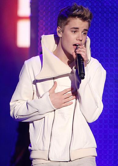 Mit einem selbst erstellten Video auf YouTube startete Justin Bieber vor ein paar Jahren seine Musikkarriere, mittlerweile hat der 18-Jährige ein geschätztes Vermögen von über 60 Millionen Dollar...