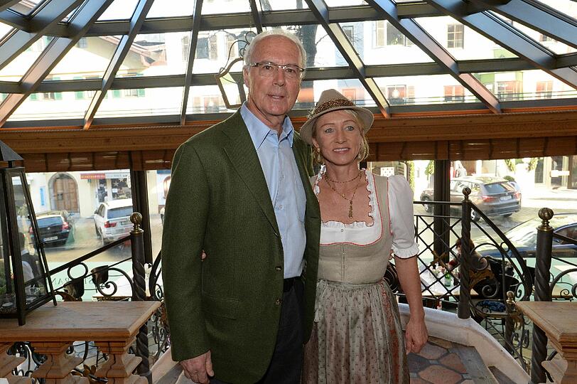 Heidi mit Hut und Gemahl: Die Beckenbauers in der Tenne.
