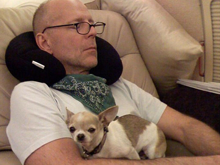 Bruce Willis mit dem Hund seiner Tochter Tallulah