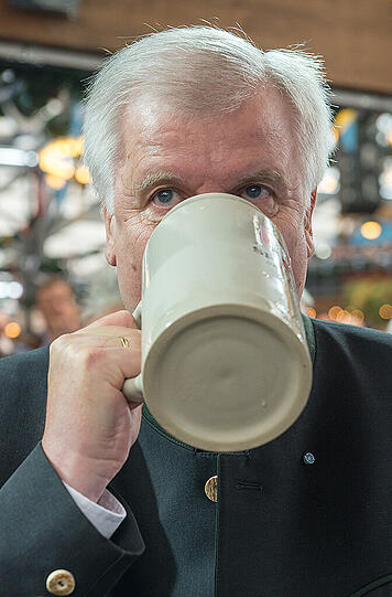 Der bayerische Ministerpräsident Horst Seehofer genießt seine erste Wiesn-Maß 2015.