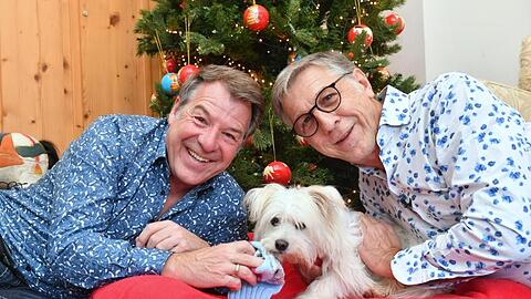 Patrick Lindner (l) und sein Lebensgefährte Peter Schäfer mit ihrem Hund Obelix.