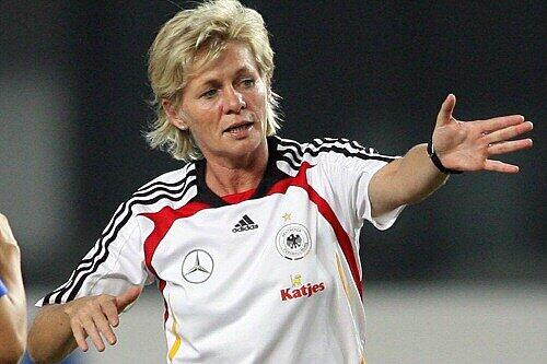 Alle Anweisungen von der Seitenlinie halfen nichts: Bundestrainerin Silvia Neid.