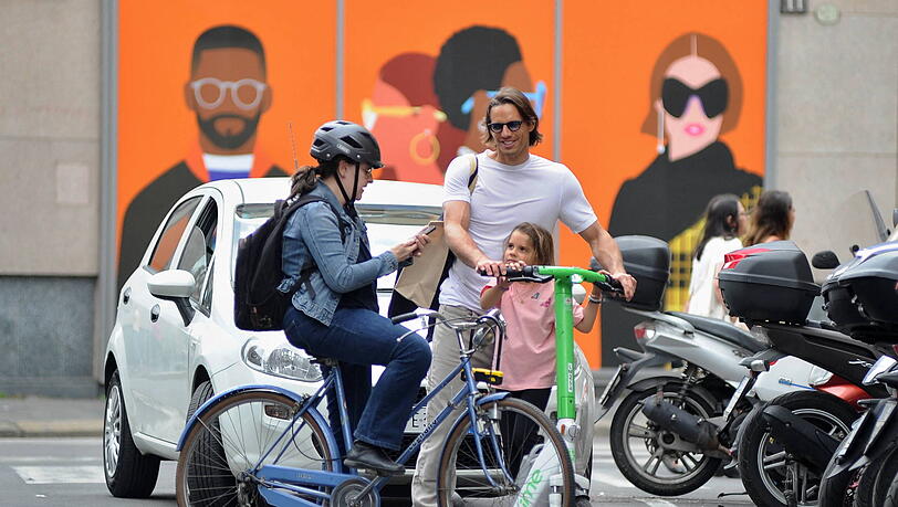 Star zum Anfassen: Yann Sommer bei einer Spritztour mit dem E-Scooter durch Mailand. Star zum Anfassen: Yann Sommer bei einer Spritztour mit dem E-Scooter durch Mailand.