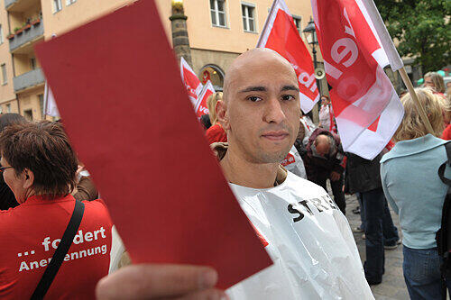 Rote Karte für die Arbeitgeber: Kinderpfleger Antonio Vila fordert mehr Wertschätzung in der Gesellschaft für seinen Beruf.