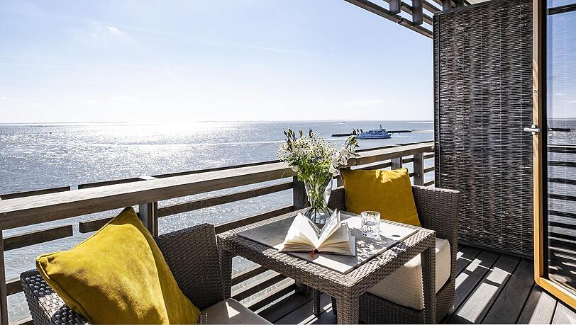 Balkon mit Blick auf die Nordsee: So sieht das aus, wenn man im Hotel Budersand auf Sylt Urlaub macht.