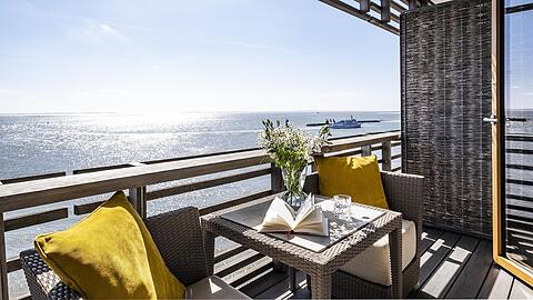 Balkon mit Blick auf die Nordsee: So sieht das aus, wenn man im Hotel Budersand auf Sylt Urlaub macht.