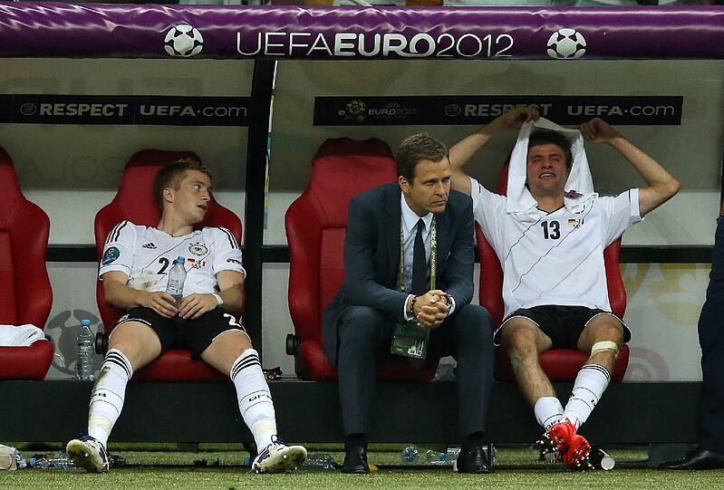 Die Enttäuschung ist Phillip Lahm ins Gesicht geschrieben, bei Thomas Müller fließen die Tränen, Mario Gomez ist entsetzt: Nach dem EM-Aus gegen Italien können's Jogis Jungs nicht fassen.