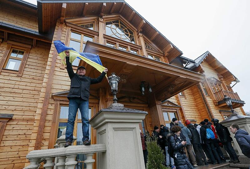 Hier residierte der abgesetzte Präsident der Ukraine, Viktor Janukowitsch. Demonstranten haben seine Prunk-Villa eingenommen und für die Öffentlichkeit zugänglich gemacht. Die Bilder.