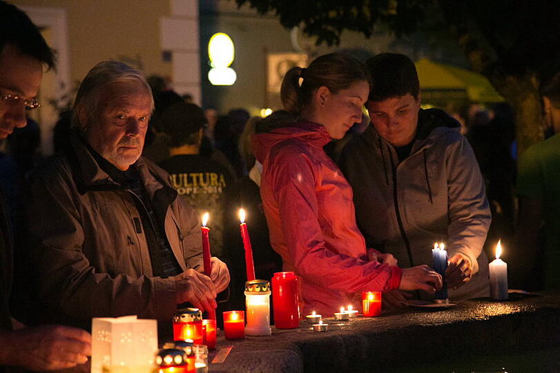 Stille Trauer und ein Zeichen gegen Gewalt: Die Bad Reichenhaller demonstrieren und zünden Kerzen an nach dem Mord in der WM-Nacht.