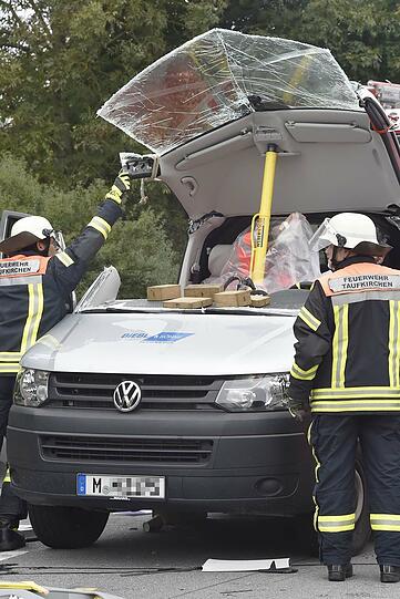 Bei dem Unfall auf der A995 wurde ein Mann verletzt. Die Bilder vom Rettungseinsatz!