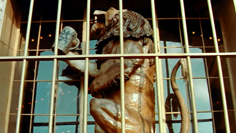 Damals noch hinter Gittern: der Löwe am Löwenbräuzelt.