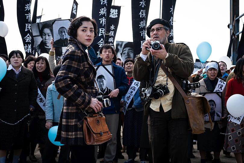 Minami und der US-Fotograf W. Eugene Smith (Johnny Depp, r.) in einer Szene des Films &bdquo;Minamata&ldquo;.