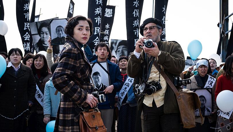 Minami und der US-Fotograf W. Eugene Smith (Johnny Depp, r.) in einer Szene des Films „Minamata“. Minami und der US-Fotograf W. Eugene Smith (Johnny Depp, r.) in einer Szene des Films „Minamata“.