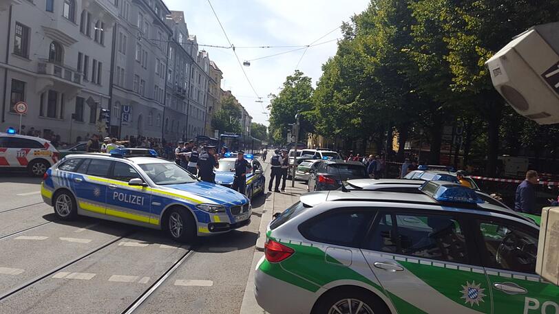Ein Großaufgebot der Polizei sucht derzeit das Gebiet zwischen Josephsplatz und Hohenzollernplatz ab.