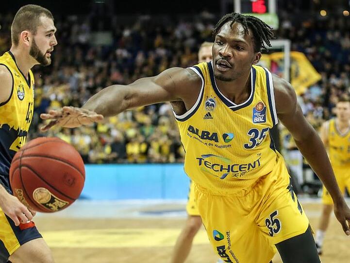ALBAs Landry Nnoko (r) spielt den Ball neben Nathan Boothe von Oldenburg. Foto: Andreas Gora/dpa