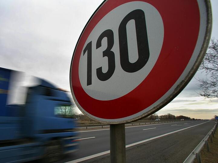 An vielen Autobahnstrecken wie hier in der Nähe von Berlin dürfen Autofahrer nur 130 km/h fahren.
