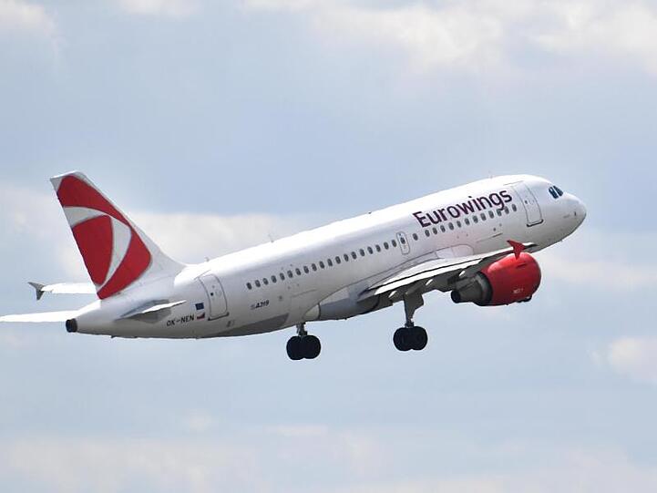 Ein Flugzeug der Airline Eurowings startet vom Flughafen Tegel. Foto: Monika Skolimowska/Archivbild