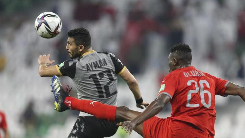 Ayman Ashraf (l) von Al Ahly Kairo und Michael Olunga von Al-Duhail SC kämpfen um den Ball.