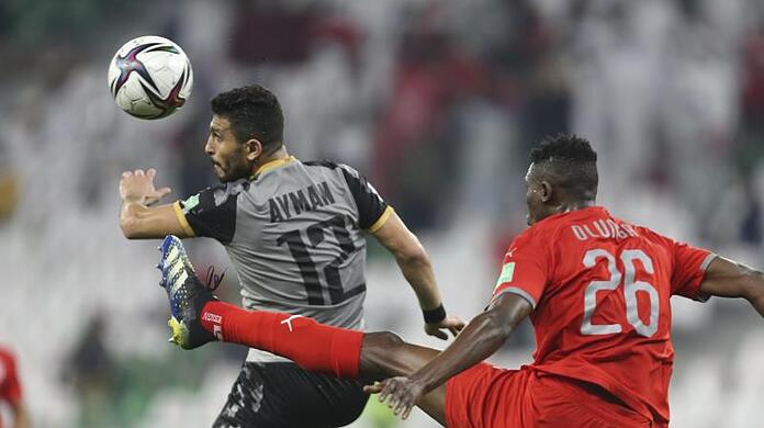 Ayman Ashraf (l) von Al Ahly Kairo und Michael Olunga von Al-Duhail SC kämpfen um den Ball.