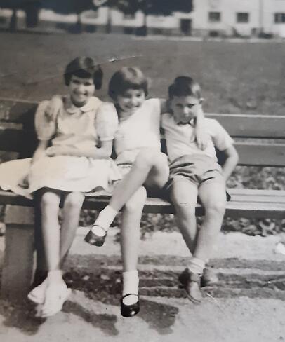 Anfang der 60er: Roswitha Stoll (Mitte) mit ihrer Cousine Erika, ganz rechts sitzt ihr ein Jahr jüngerer Bruder. Anfang der 60er: Roswitha Stoll (Mitte) mit ihrer Cousine Erika, ganz rechts sitzt ihr ein Jahr jüngerer Bruder.