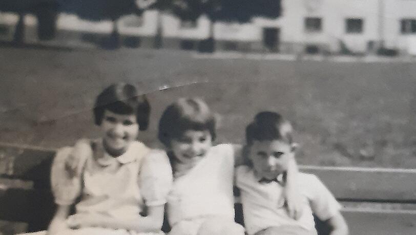 Anfang der 60er: Roswitha Stoll (Mitte) mit ihrer Cousine Erika, ganz rechts sitzt ihr ein Jahr jüngerer Bruder. Anfang der 60er: Roswitha Stoll (Mitte) mit ihrer Cousine Erika, ganz rechts sitzt ihr ein Jahr jüngerer Bruder.