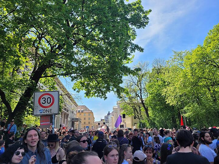 München: "Marsch fürs Leben" vs Pro Choice De "Marsch fürs Leben" vs Pro Choice Demo: Die AZ war live bei der Demo der Abtreibungsgegner und der Gegendemo in München