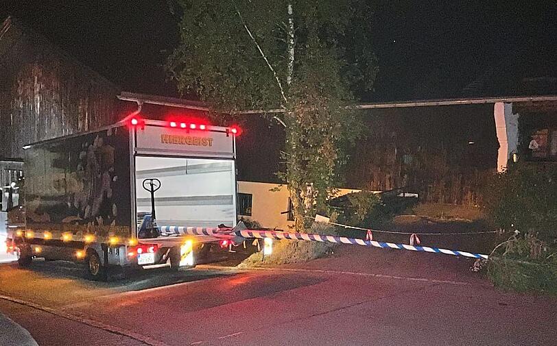 Zum zweiten Mal gestohlen: der Maibaum im Lastwagen der Waakirchner.