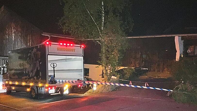 Zum zweiten Mal gestohlen: der Maibaum im Lastwagen der Waakirchner. Zum zweiten Mal gestohlen: der Maibaum im Lastwagen der Waakirchner.