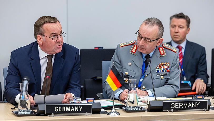 "Ich arbeite ausgezeichnet mit ihm zusammen, sehr vertrauensvoll", sagt Verteidigungsminister Boris Pistorius &uuml;ber Generalinspekteur Carsten Breuer. (Archivbild)