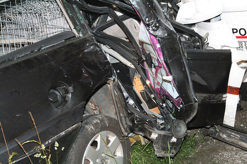 Schrecklicher Unfall bei Rott am Inn: Ein Pkw-Fahrer prallte aus noch ungeklärter Ursache frontal gegen einen Lkw. Der Pkw-Fahrer wurde bei dem Aufprall sofort getötet und  im Fahrzeug eingeklemmt. Fünf Stunden versuchten Hilfskräfte der Feuerwehr, das Opfer zu bergen. Die Bilder.