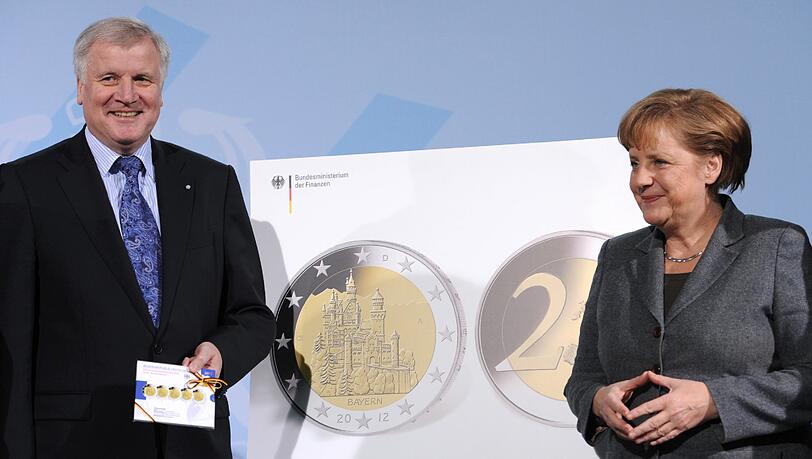 Die Bundesregierung bringt Schloss Neuschwanstein dreißig Millionen Mal unters Volk – als Motiv auf der
Rückseite der neuen Zwei-Euro-Gedenkmünze. Die Bundesregierung bringt Schloss Neuschwanstein dreißig Millionen Mal unters Volk – als Motiv auf der
Rückseite der neuen Zwei-Euro-Gedenkmünze.