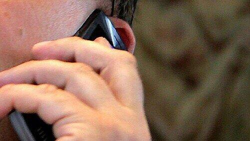 Der Täter wollte einen Rentner per Telefon bestehlen. (Symbolbild) Der Täter wollte einen Rentner per Telefon bestehlen. (Symbolbild)