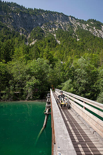 Immer Richtung Süden auf schmalen, steinigen Pfaden: Traumhafte Panoramen sind der Lohn der Alpenüberquerer. Eine Alpenüberquerung eines Rollstuhlfahrers hat es so zuvor noch nicht gegeben, denn die Strecke ist für Mountainbikes ausgelegt.