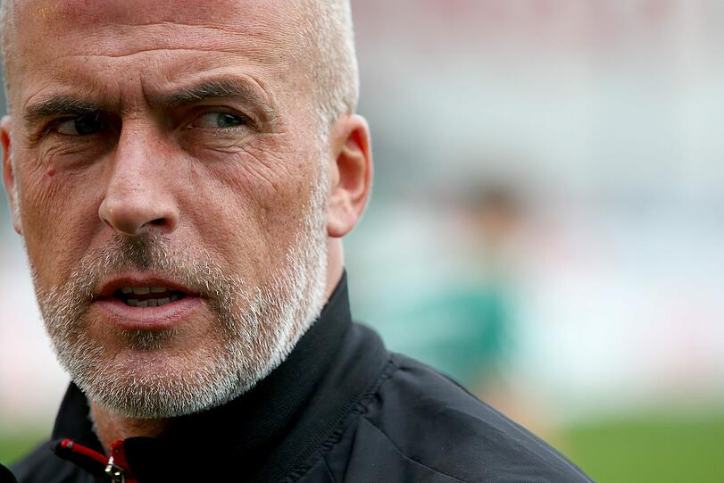 Entlqssen beim FC St. Pauli: Michael Frontzeck.